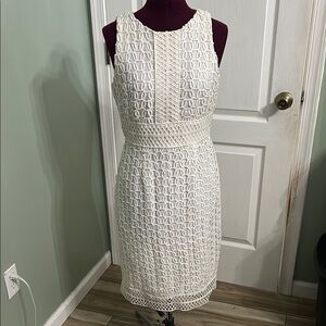 Tahari Size 4 Elegant White Sleeveless Dress
